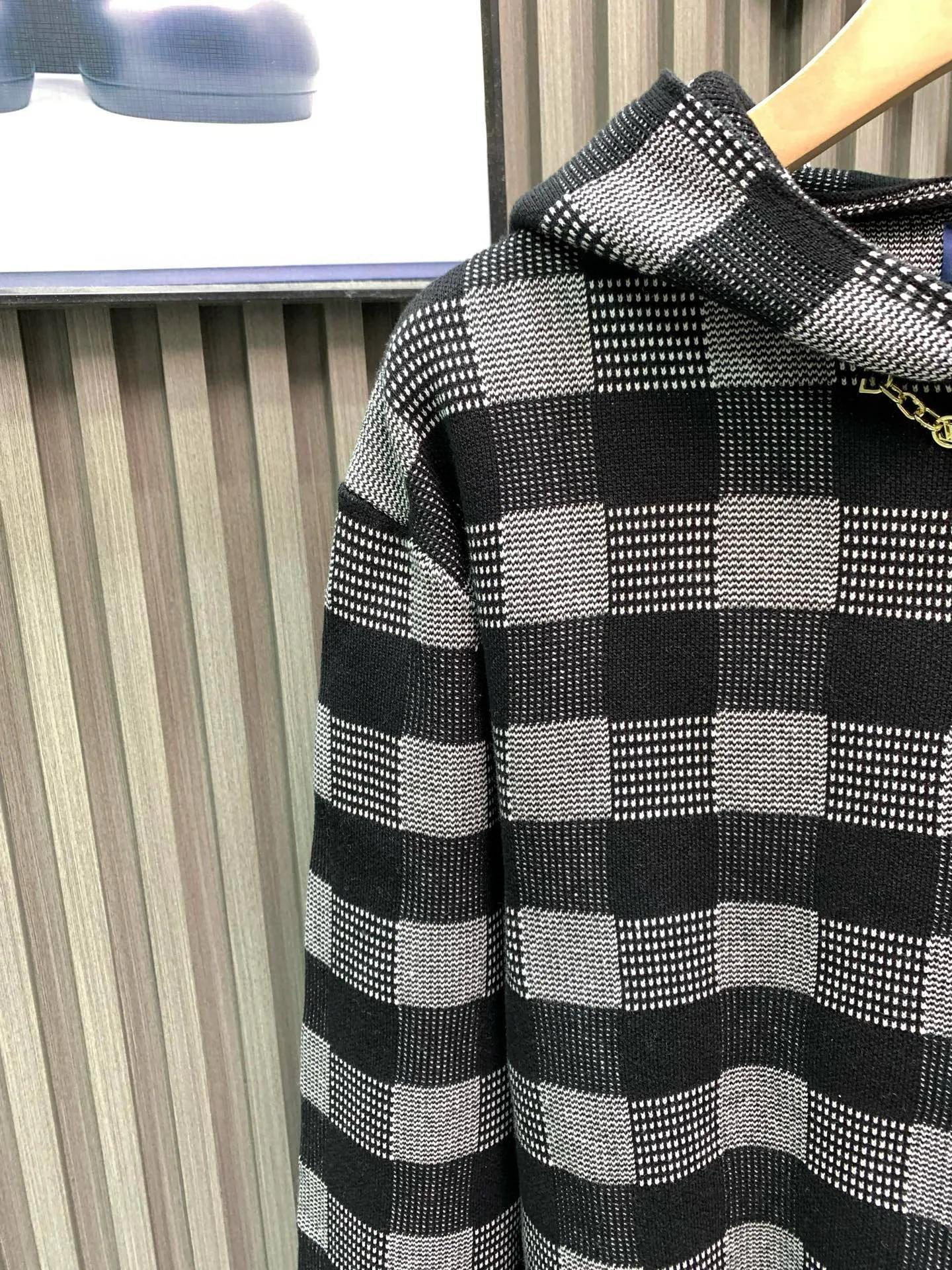 🅿️480 🀄️ Louis Vuitton Louis Vuitton 25* autumn and winter hooded knitted sweatshirt. Unique black and white with a square shape. The chain in front of the neck is full of prominence. A heavy-duty high-end product. Another high-luxury platinum-level item. There is no need to question the quality of things from the Lu family. Its rank and brand influence are very representative. It has its own unique style aesthetics and is excellent in details. Retro yet fashionable and modern, the needlework is delicate, soft and thick to the touch, and has an excellent skin-friendly experience.